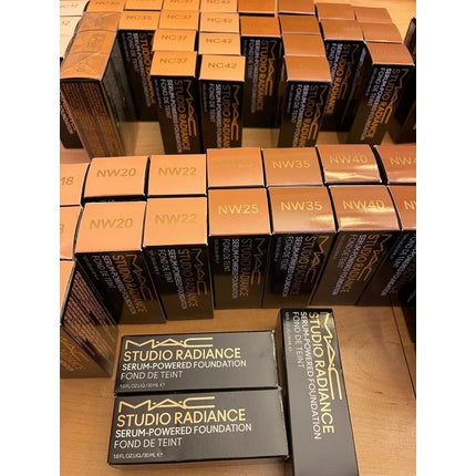 Fond de ten MAC Studio Radiance, 30ml, multiple nuanțe