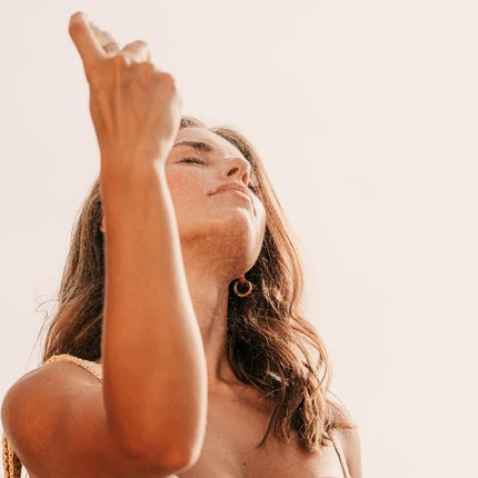 Spray fixare machiaj, Vera And The Birds, Rosé Hour Glow, efect luminos