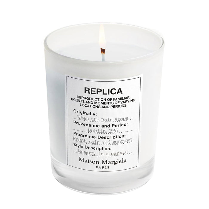Lumânare parfumată Maison Margiela Replica When The Rain Stops, aromă proaspătă, 165 g