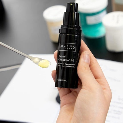 Crema facială Revision Skincare Retinol Complete 1.0, ambalaj negru