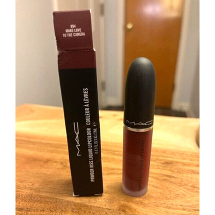Lichid ruj MAC Powder Kiss Liquid Lipcolour 994 Make Love to the Camera, 9 ml, culoare roșu-maro