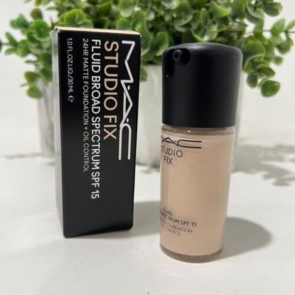 Fond de ten, MAC, Studio Fix Fluid SPF 15 24H Matte Foundation Oil Control NW5