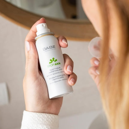 Spumă curățare față Babé Stop AKN matifiantă 75ml, alb