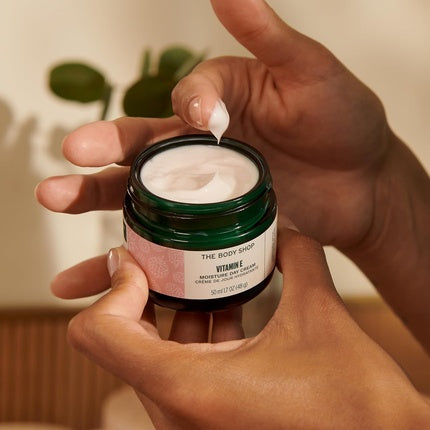 Cremă de zi The Body Shop Vitamin E, 50ml, ambalaj verde cu capac argintiu