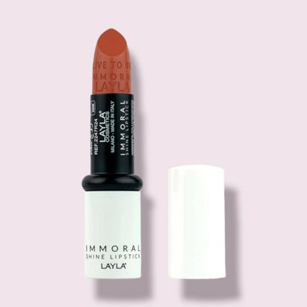 Layla Immoral Shine Lipstick 22, ruj lucios, culoare teracotă, ambalaj negru și alb