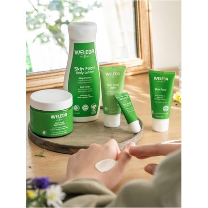 Cremă de mâini Weleda Skin Food Light 75ml