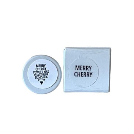Baton ruj Mac Powder Kiss Velvet Blur Slim, culoare Merry Cherry, finisaj mat, ediție limitată