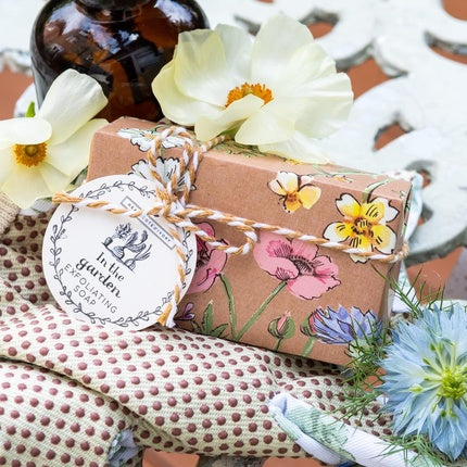 Heathcote & Ivory In the Garden Sabon Exfoliant cu Ovăz, Aromă de Rhubarb Dulce și Uleiuri Esențiale, 160g