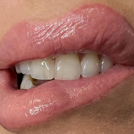 Gloss de buze Glossami Peach Me - culoare piersică, ambalaj transparent