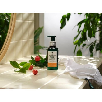 The Body Shop, Vitamin C Glow Revealing Liquid Peel, 100ml