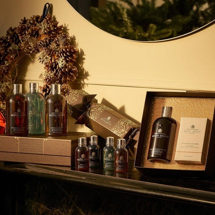 Set Cadou Corp Molton Brown Woody & Aromatic, 3 bucăți (2x 100ml + 1x 300ml), ambalaj premium