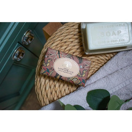 Săpun de mână Vintage Wrapped Sandalwood Shea Butter, 199 g
