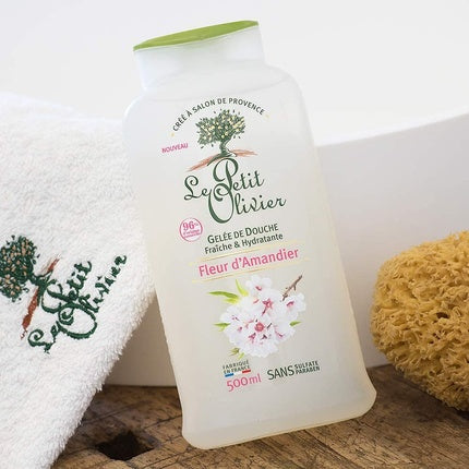 Gel de duș Le Petit Olivier Almond Blossom 500ml, ambalaj translucid cu capac verde