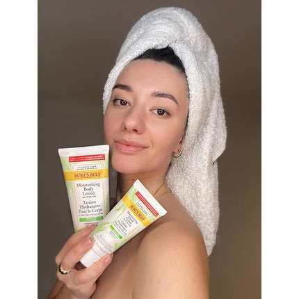 Crema de Mâini Burt's Bees pentru Piele Foarte Uscată și Sensibilă, cu Aloe și Lapte de Orez, 70.8g