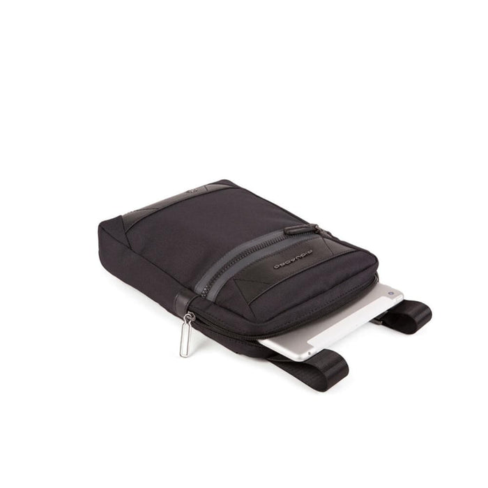 Geantă crossbody Piquadro Trakai, neagră, cu buzunar frontal cu fermoar