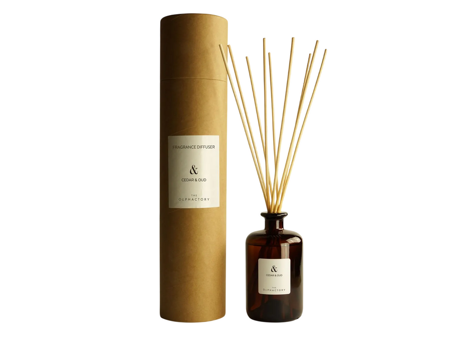 Difuzor de aromă cu bețișoare The Olphactory Cedar & Oud, 500 ml
